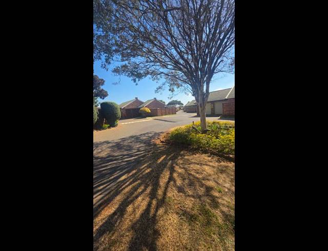 2 BEDROOM TOWNHOUSE FOR SALE IN ROOIHUISKRAAL NORTH